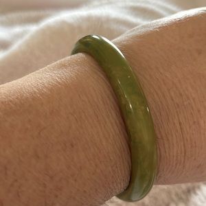 BAKELITE - GENUINE - VINTAGE MARBLEIZED GREEN & YELLOW BANGLE ART DECO
